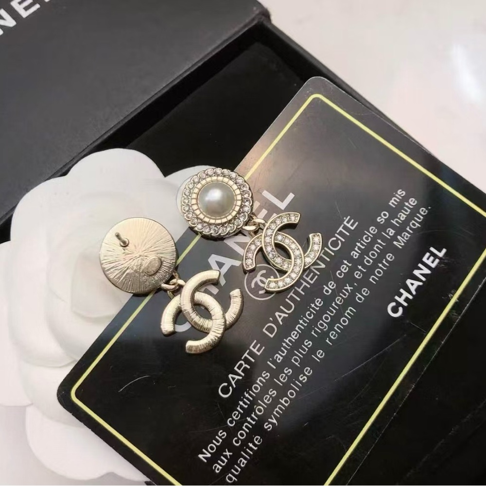 Chanel's classic double C pearl studded earrings - Picture 2 of 5